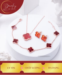 Ảnh bộ trang sức cỏ 4 lá màu đỏ