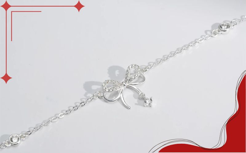 Đeo lắc chân bạc sai bên mất cân đối