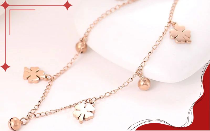 Lắc chân cỏ 4 lá mạ vàng nổi bật