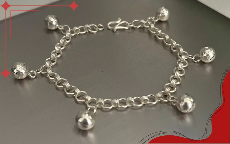 Lắc chân bạc cho bé có khóa chắc chắn, không tuột khi bé vận động.